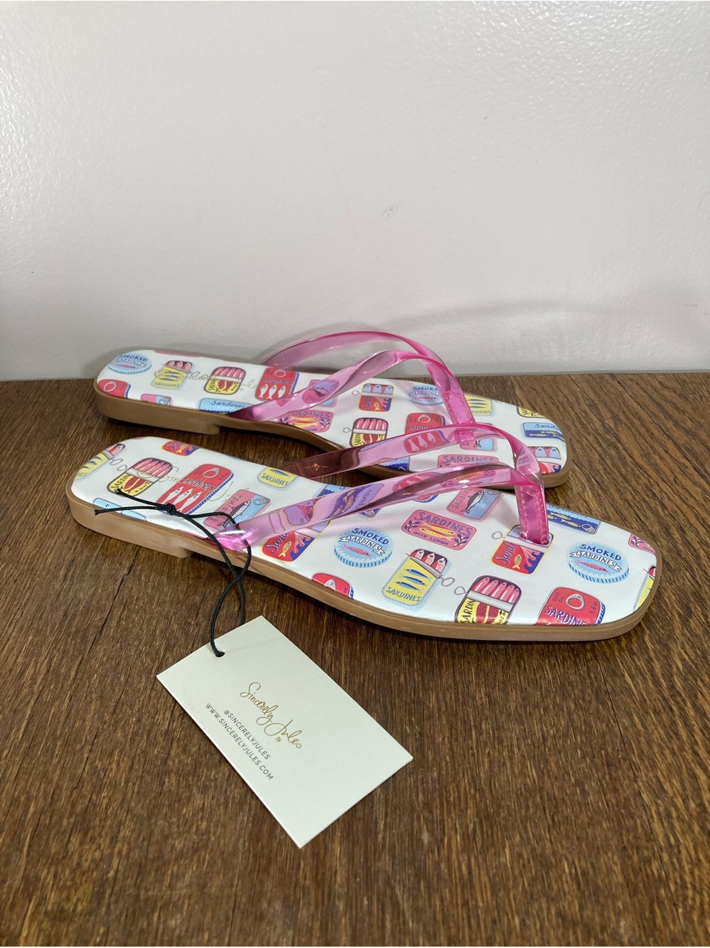 NWT Sincerely Jules Sardine-print jelly flip-flops with pink straps Women’s 7.5